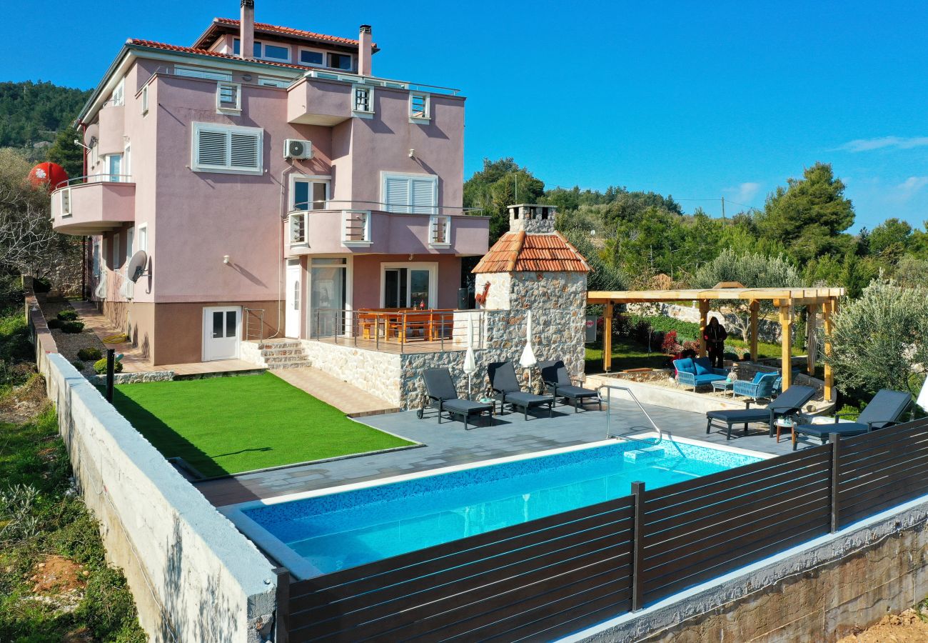 Ferienwohnung in Dobropoljana - Ferienwohnung Luma mit Privatpool