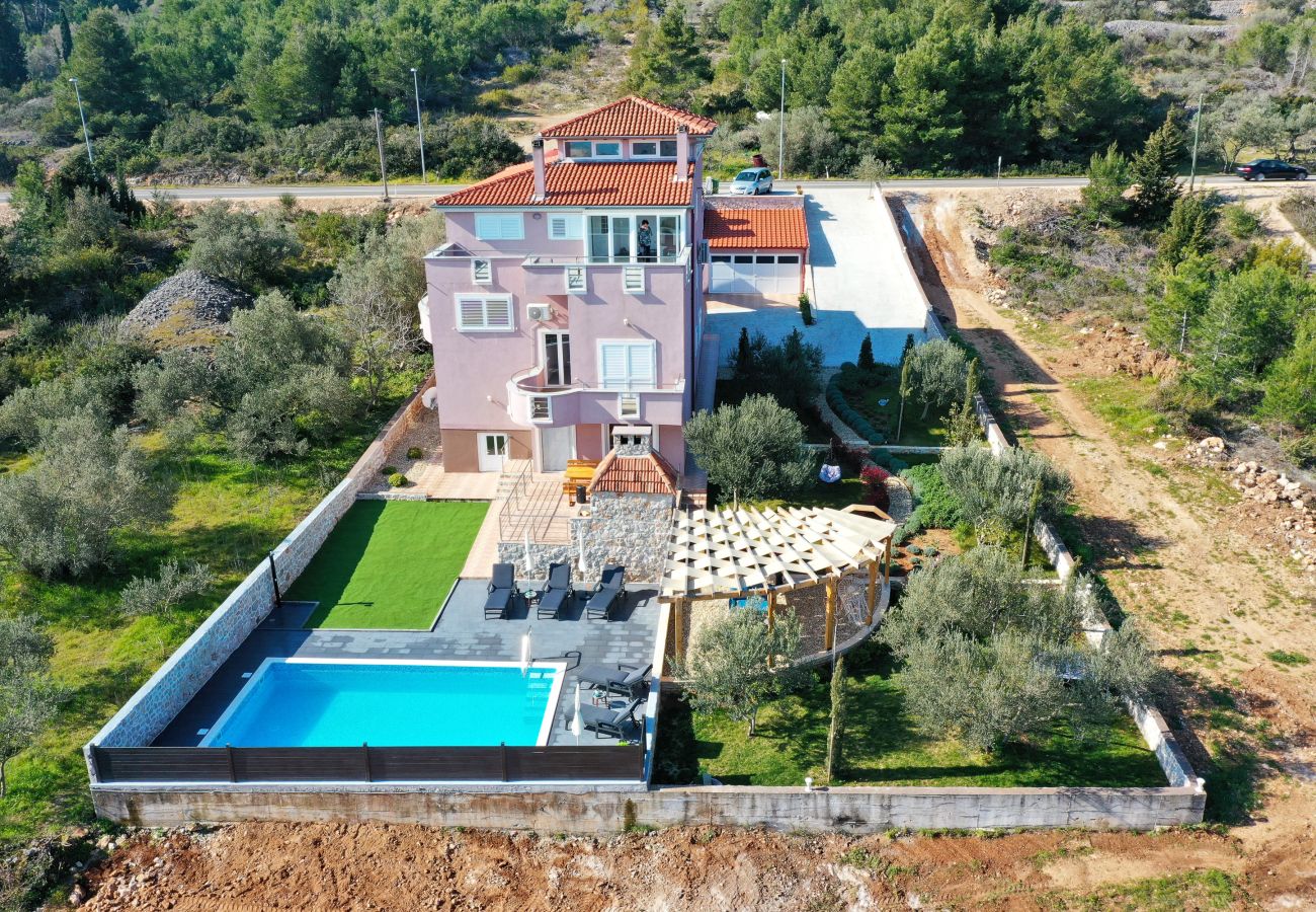 Ferienwohnung in Dobropoljana - Ferienwohnung Luma mit Privatpool