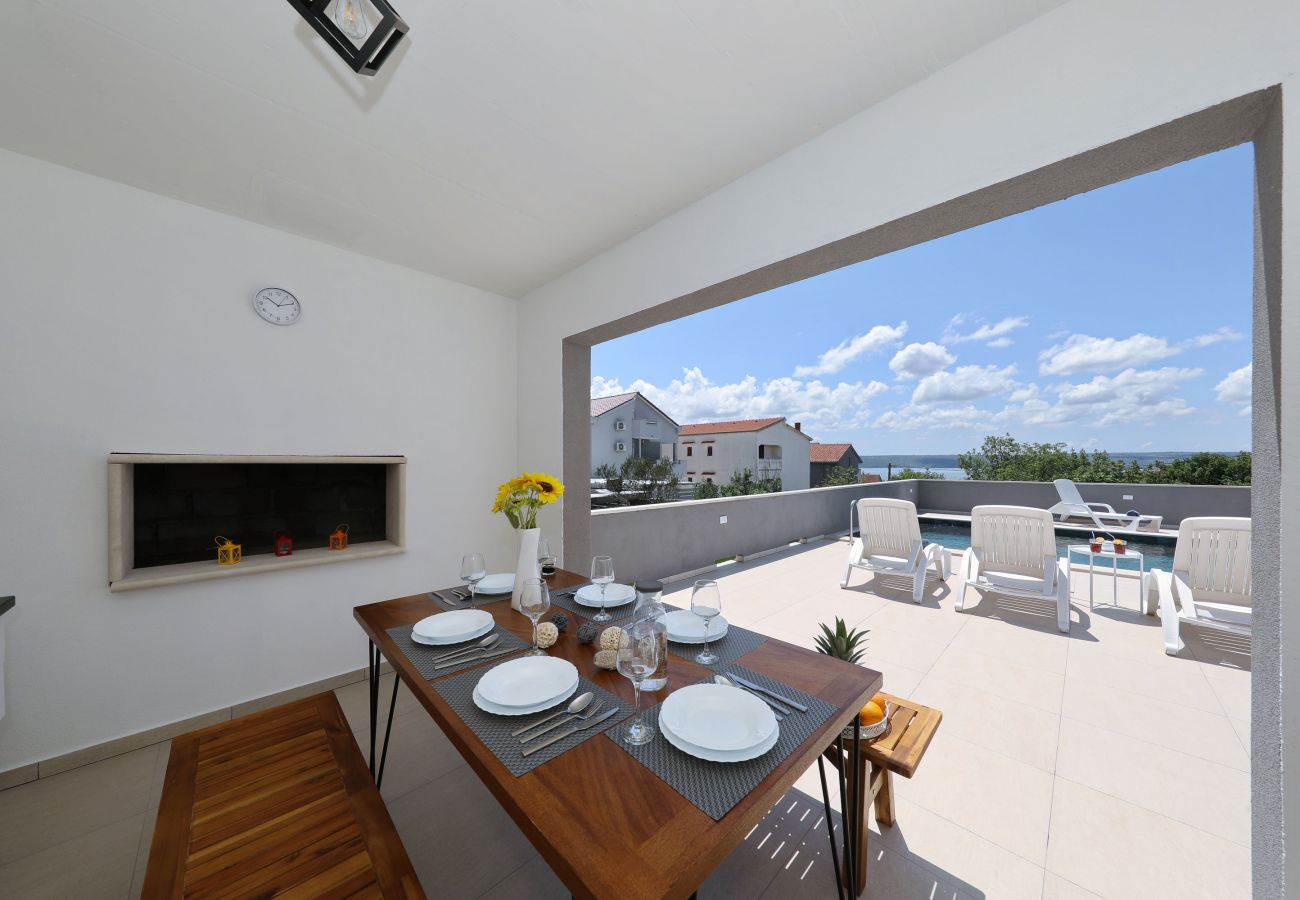 Ferienhaus in Maslenica - Ferienhaus Maslenica mit beheiztem Privatpool