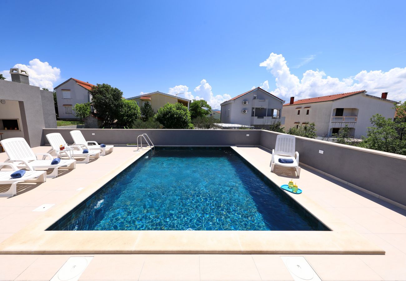 Ferienhaus in Maslenica - Ferienhaus Maslenica mit beheiztem Privatpool