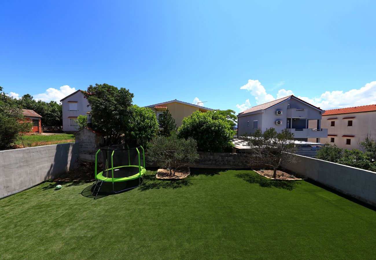 Ferienhaus in Maslenica - Ferienhaus Maslenica mit beheiztem Privatpool