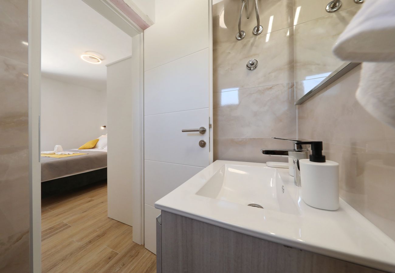 Ferienhaus in Maslenica - Ferienhaus Maslenica mit beheiztem Privatpool