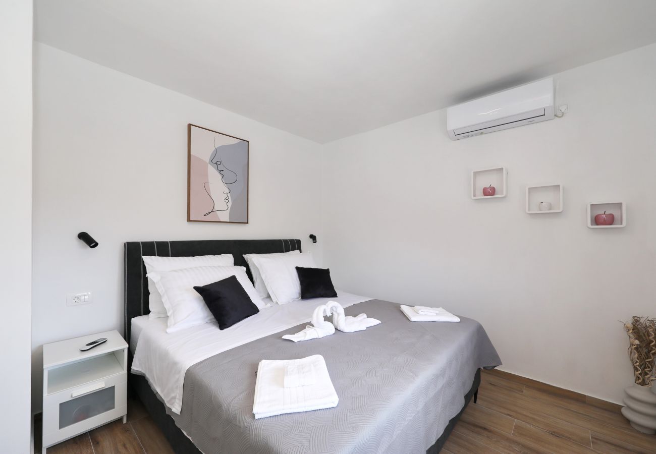 Ferienhaus in Maslenica - Ferienhaus Maslenica mit beheiztem Privatpool