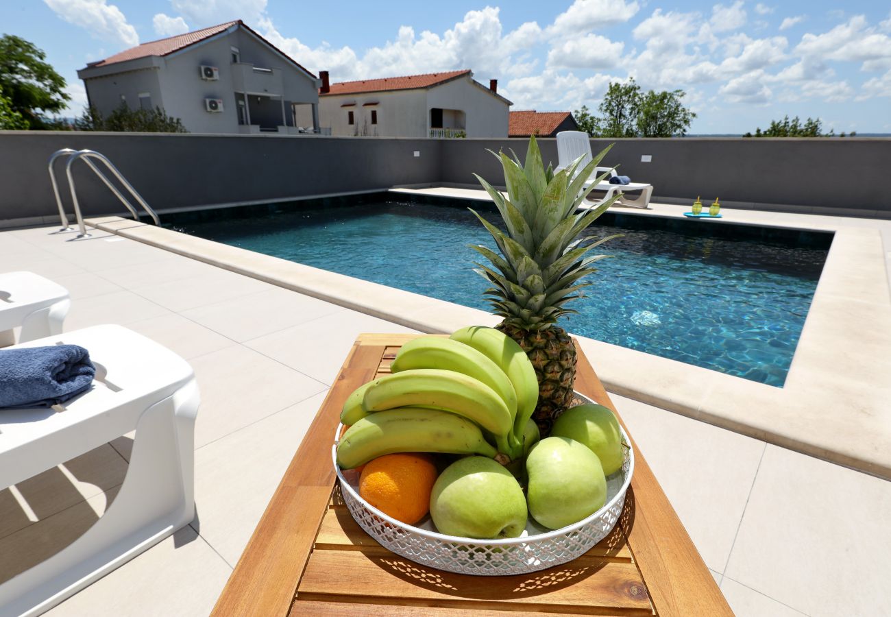 Ferienhaus in Maslenica - Ferienhaus Maslenica mit beheiztem Privatpool