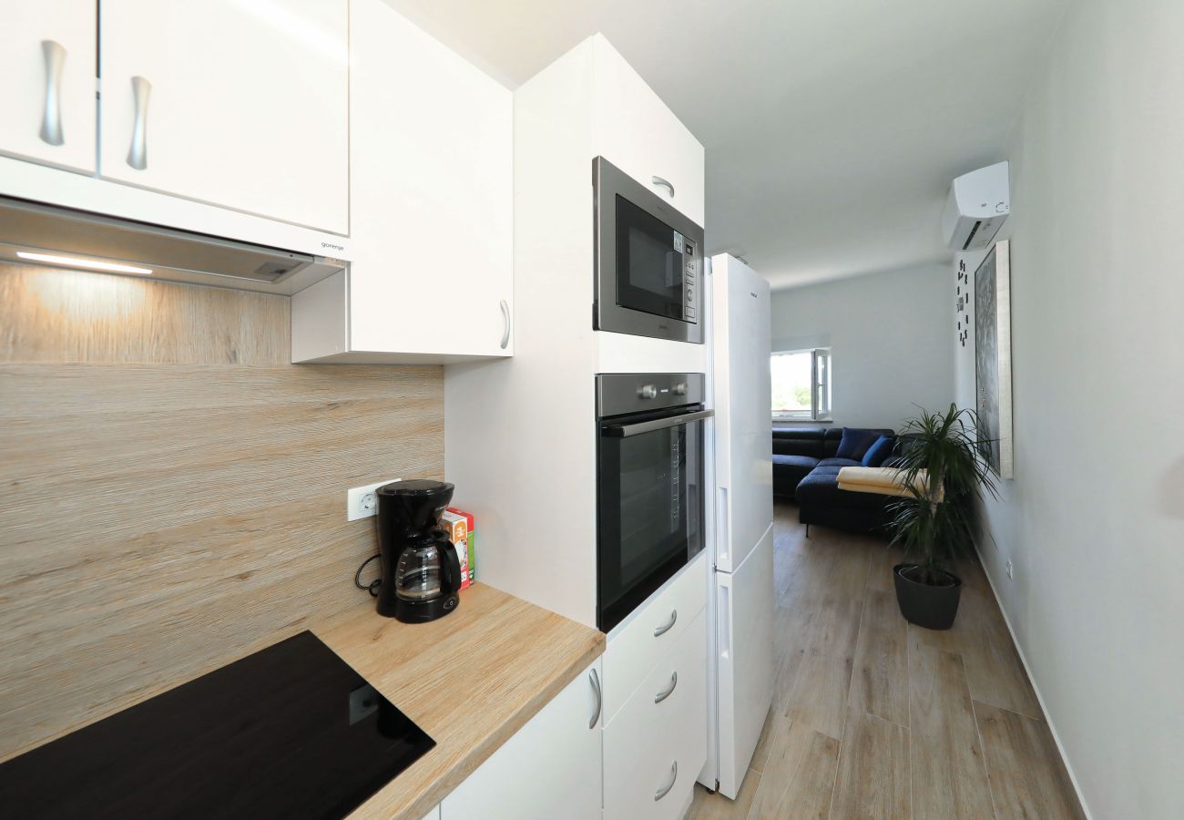 Ferienhaus in Maslenica - Ferienhaus Maslenica mit beheiztem Privatpool