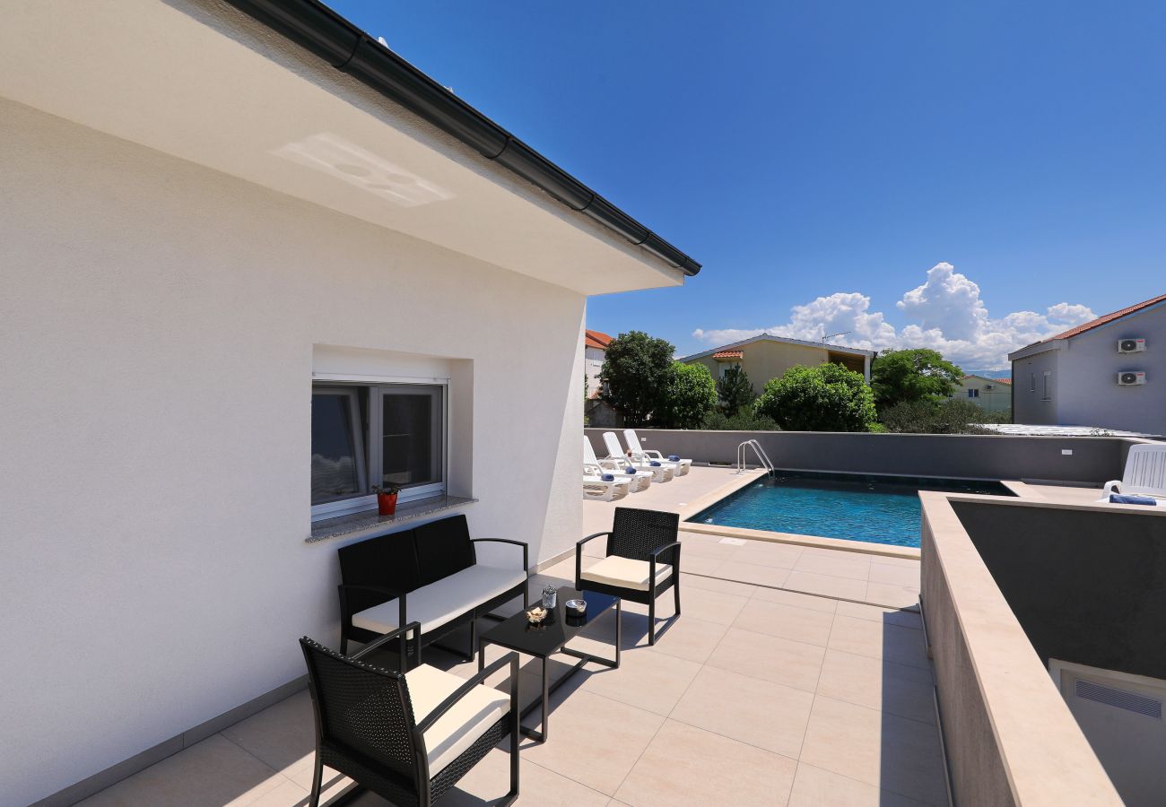 Ferienhaus in Maslenica - Ferienhaus Maslenica mit beheiztem Privatpool