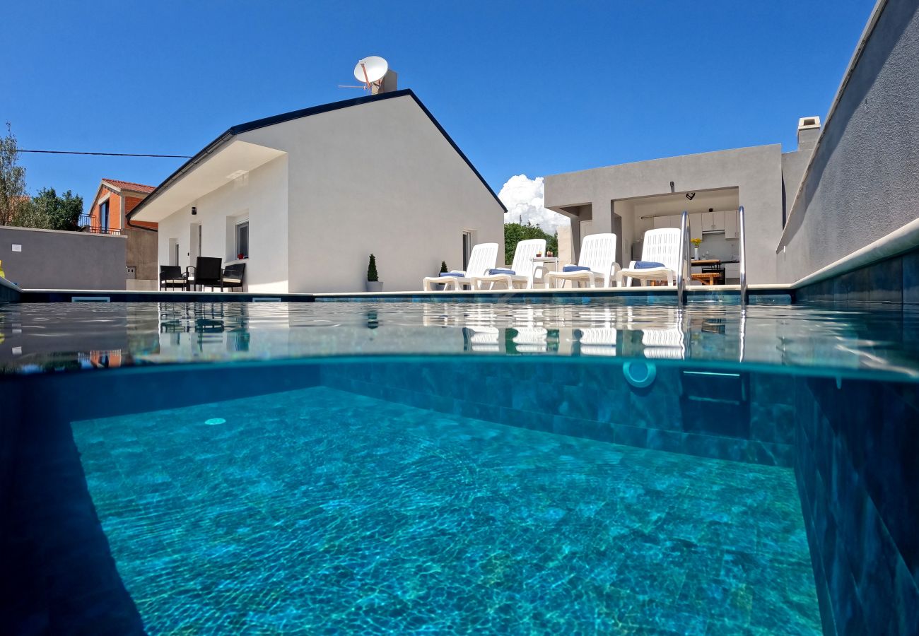 Ferienhaus in Maslenica - Ferienhaus Maslenica mit beheiztem Privatpool