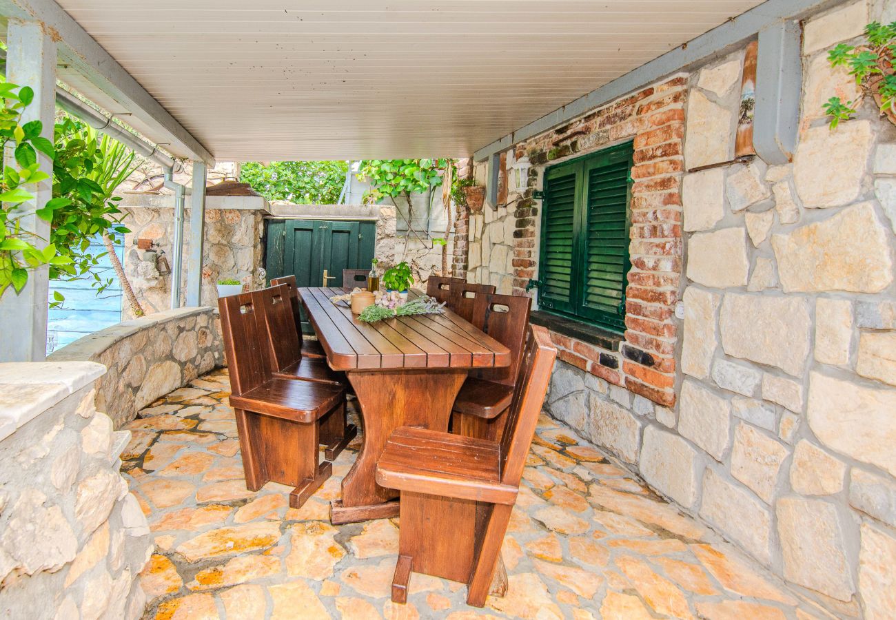 Ferienhaus in Maslenica - Ferienhaus Gordana mit Privatpool
