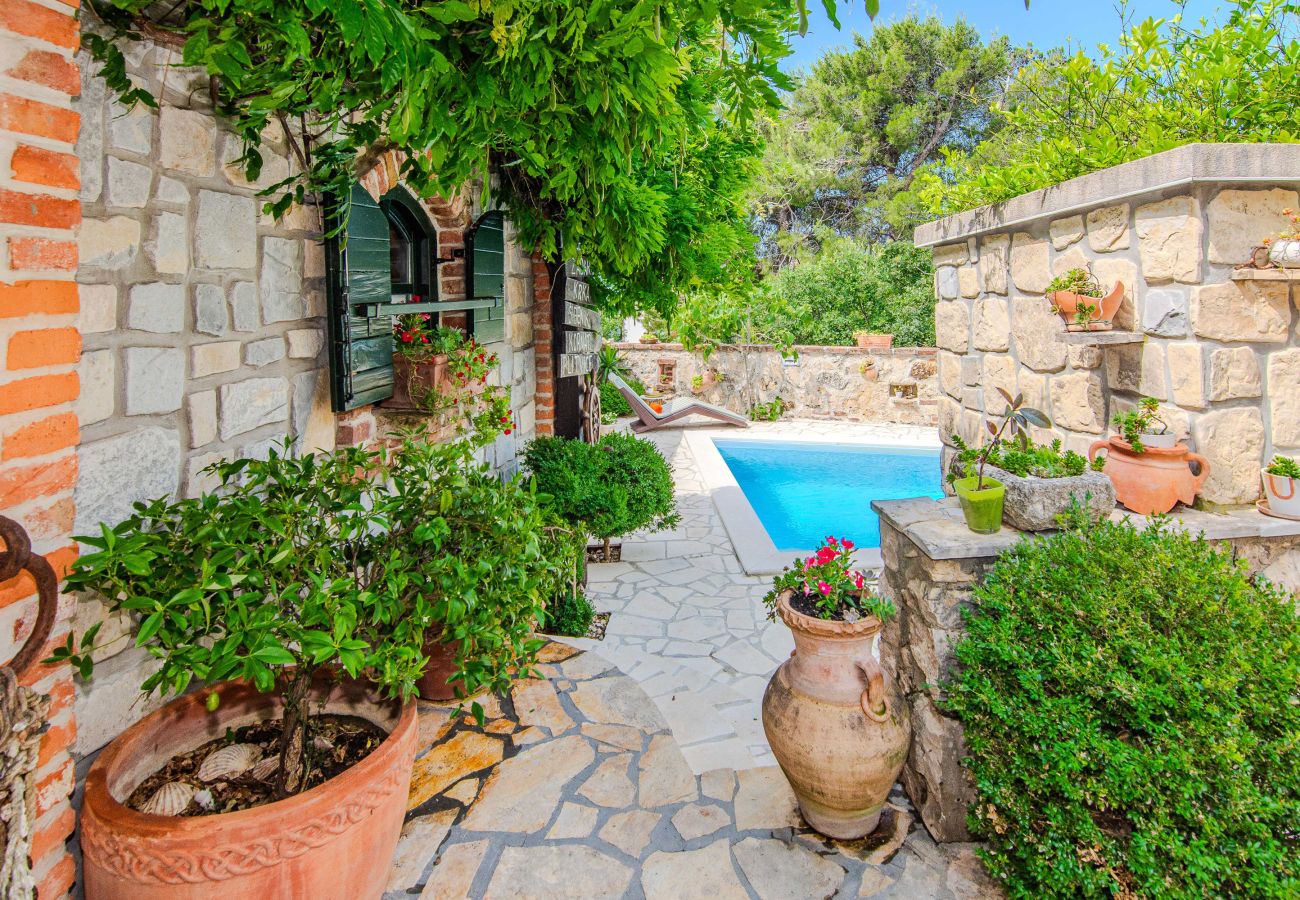 Ferienhaus in Maslenica - Ferienhaus Gordana mit Privatpool