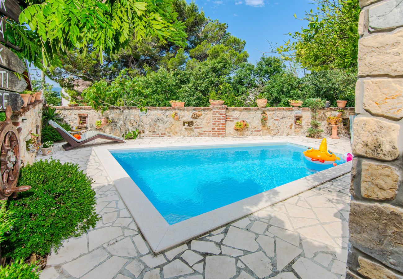 Ferienhaus in Maslenica - Ferienhaus Gordana mit Privatpool