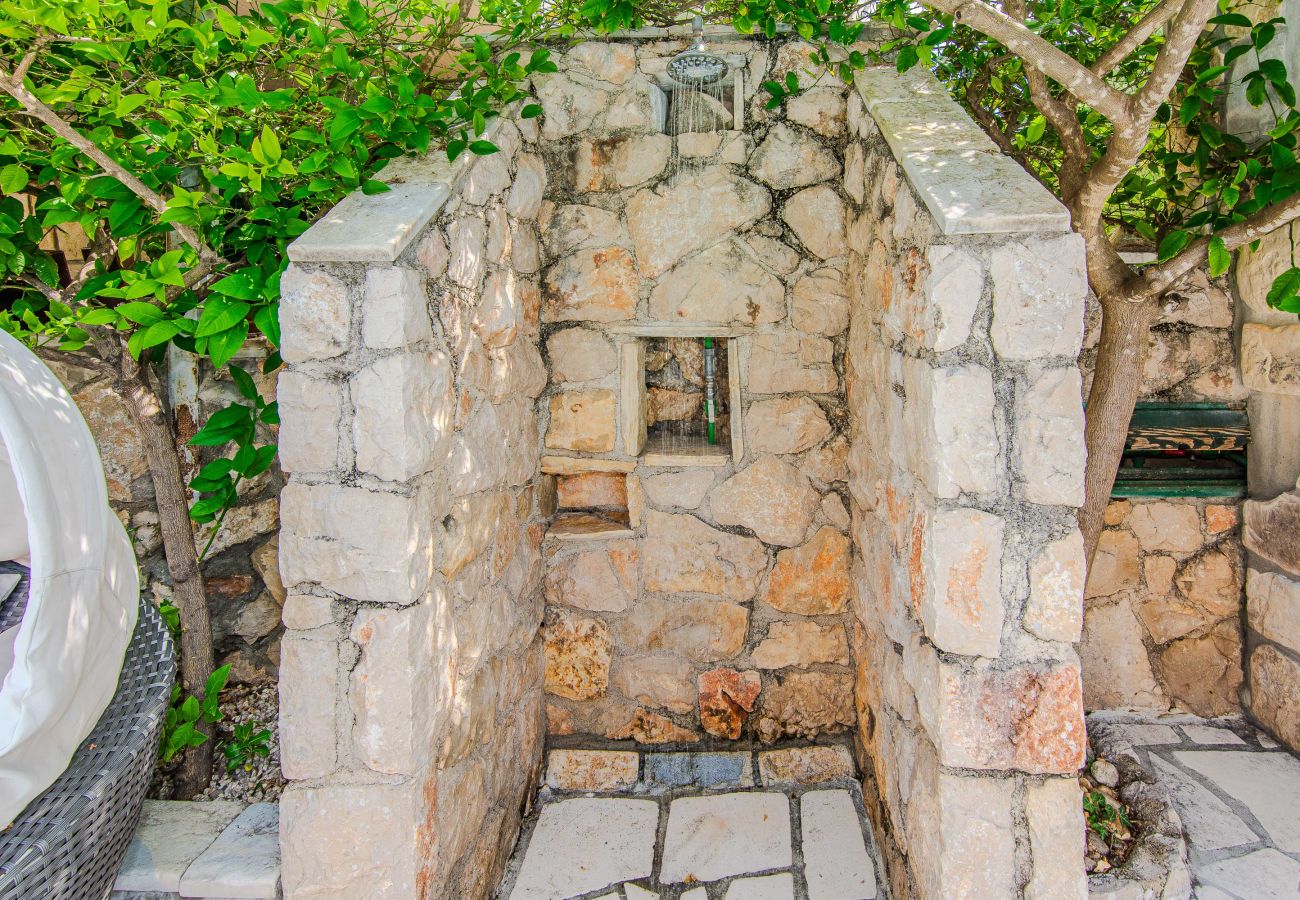 Ferienhaus in Maslenica - Ferienhaus Gordana mit Privatpool