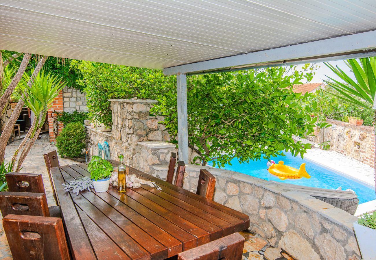 Ferienhaus in Maslenica - Ferienhaus Gordana mit Privatpool