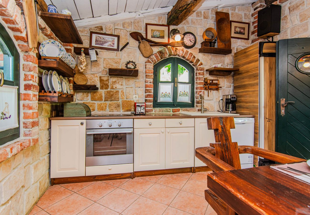 Ferienhaus in Maslenica - Ferienhaus Gordana mit Privatpool