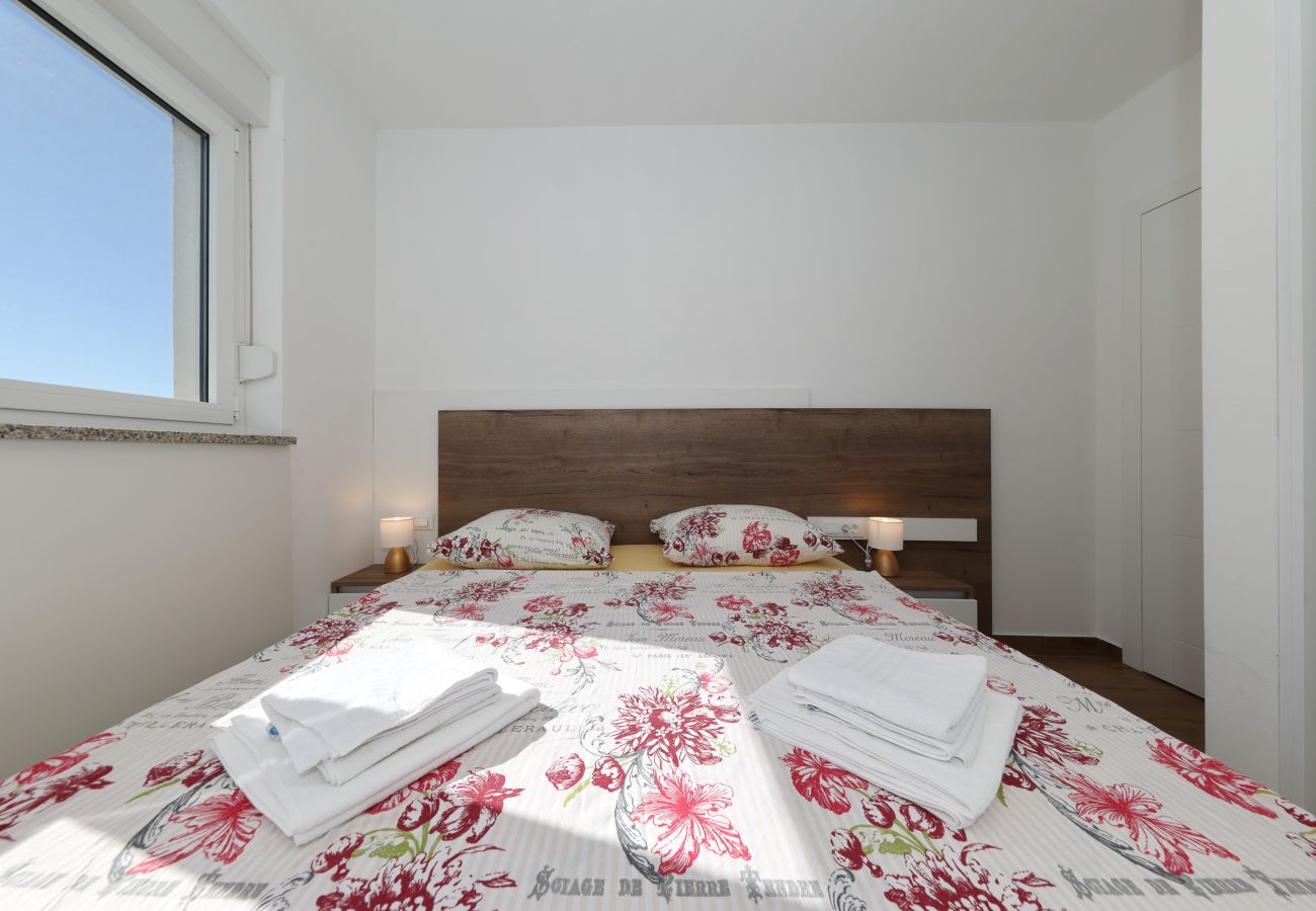 Ferienwohnung in Starigrad - Ferienwohnung Lux 2 nahe Meer mit Balkon