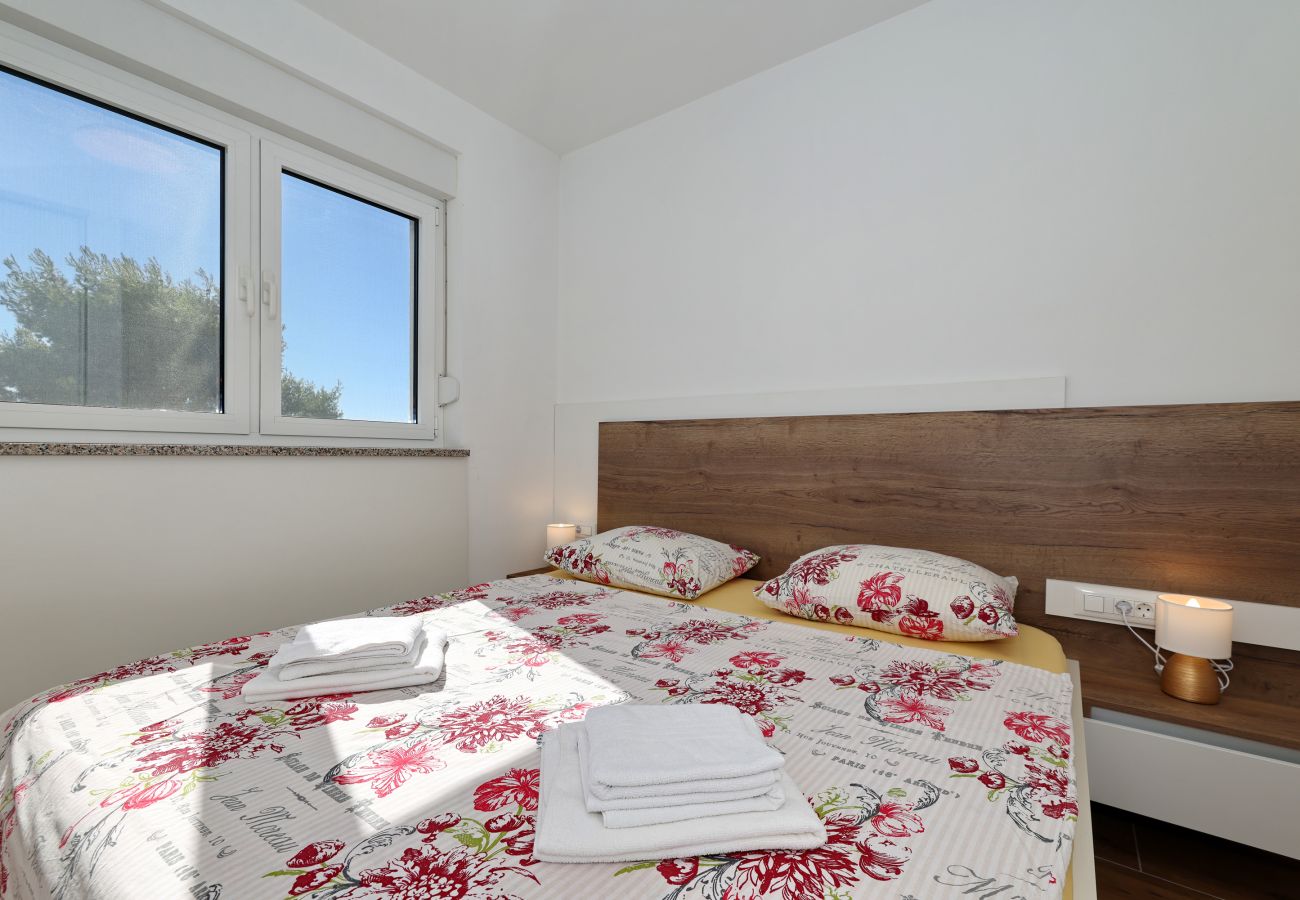 Ferienwohnung in Starigrad - Ferienwohnung Lux 2 nahe Meer mit Balkon