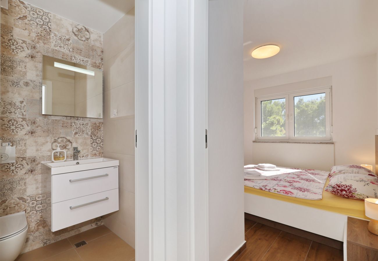 Ferienwohnung in Starigrad - Ferienwohnung Lux 2 nahe Meer mit Balkon