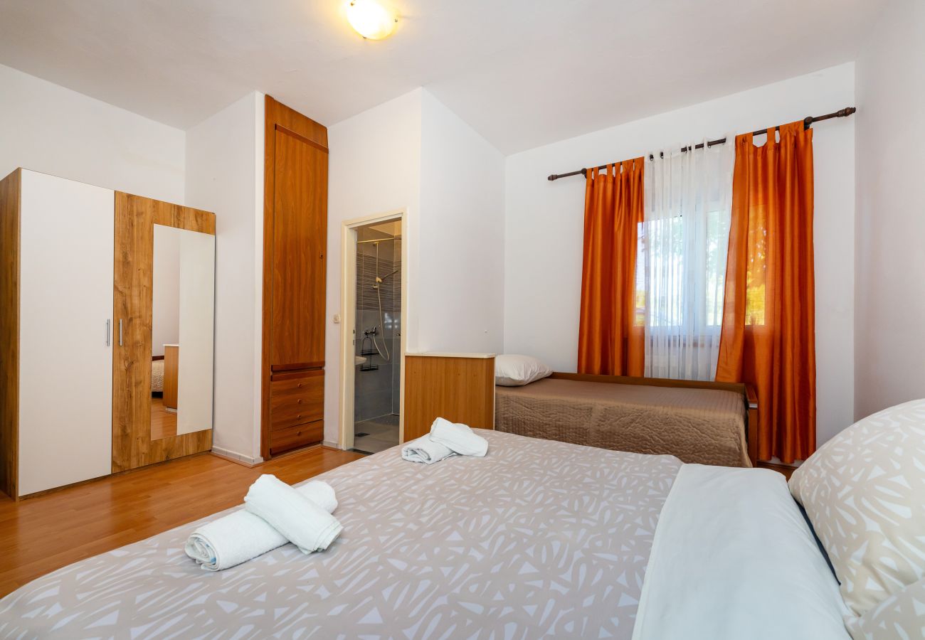 Ferienwohnung in Starigrad - Ferienwohnung Nina No.1 nahe Paklenica