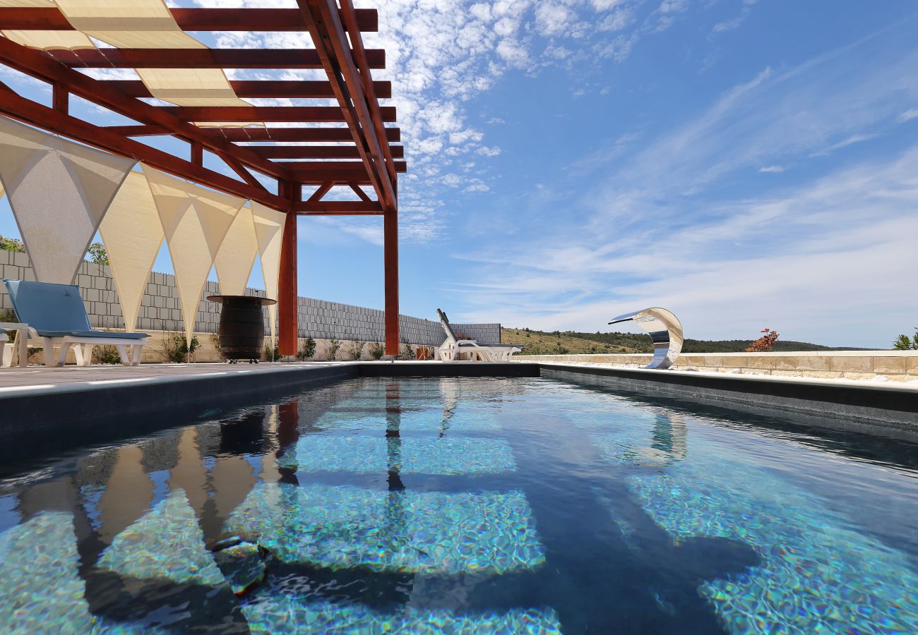Villa in Ljubac - Villa mit Infinitypool direkt am Meer