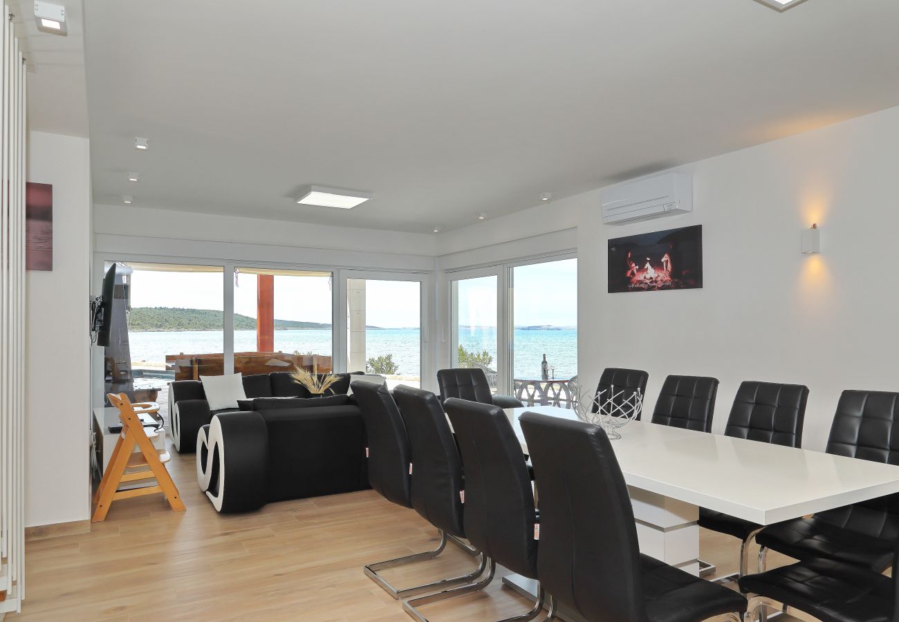 Villa in Ljubac - Villa mit Infinitypool direkt am Meer