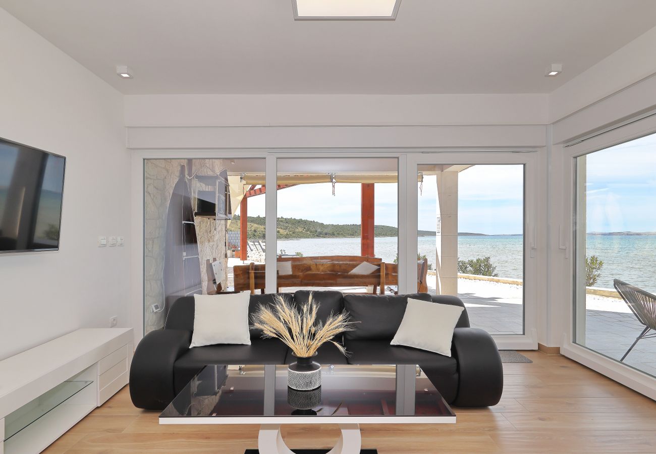 Villa in Ljubac - Villa mit Infinitypool direkt am Meer