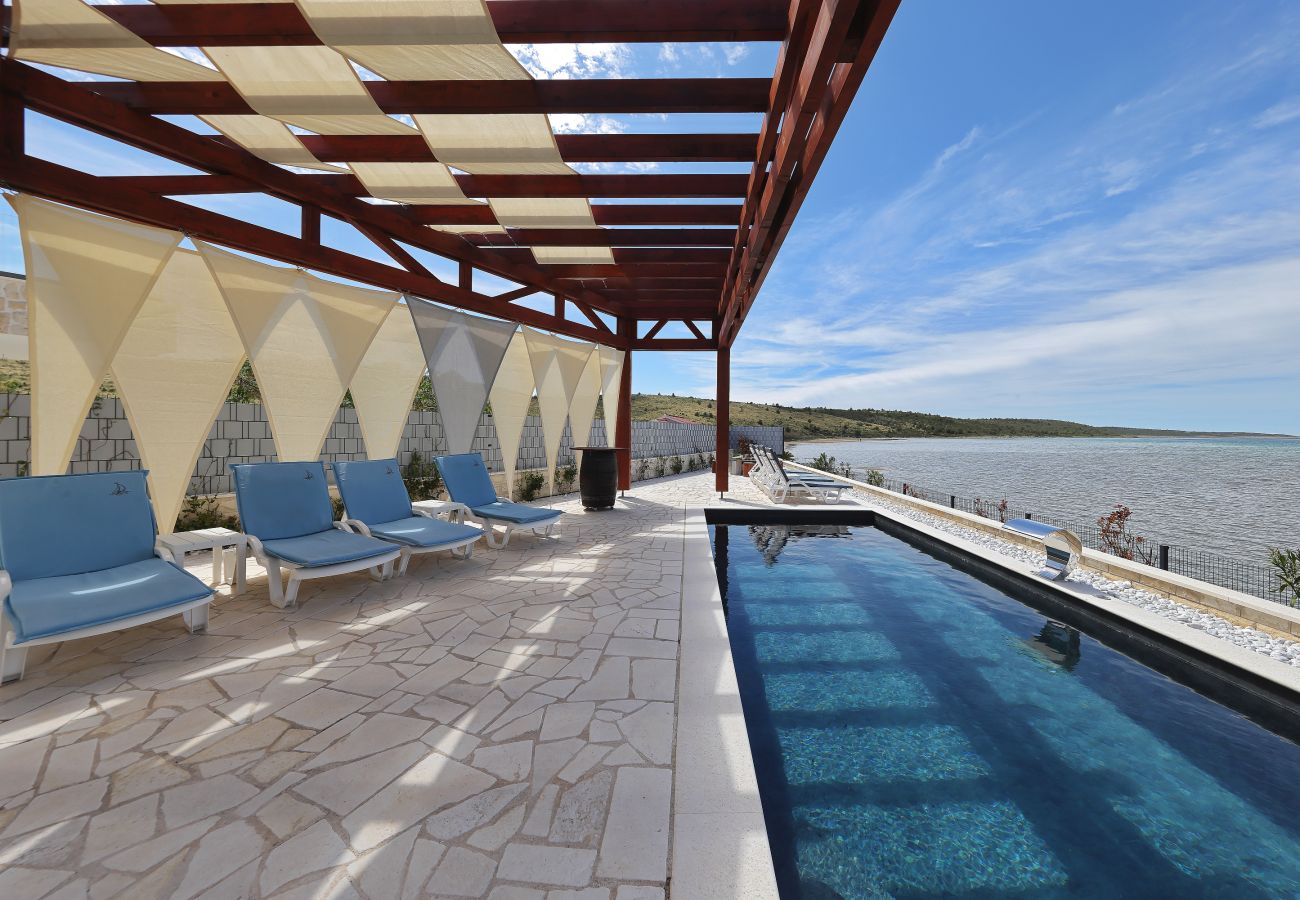 Villa in Ljubac - Villa mit Infinitypool direkt am Meer