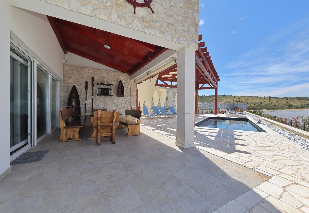 Villa in Ljubac - Villa mit Infinitypool direkt am Meer