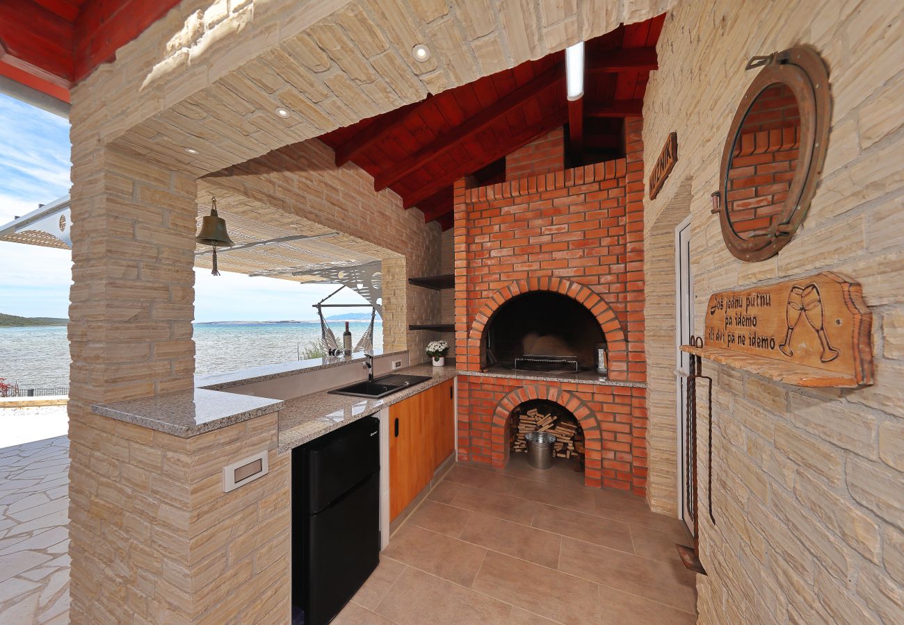 Villa in Ljubac - Villa mit Infinitypool direkt am Meer