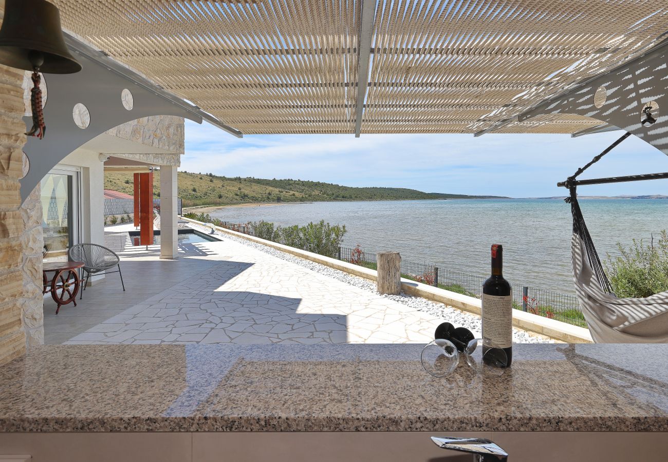 Villa in Ljubac - Villa mit Infinitypool direkt am Meer