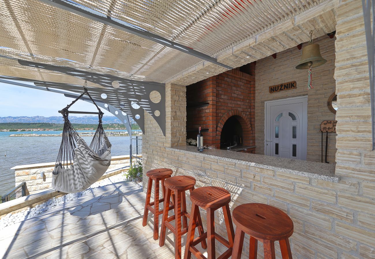 Villa in Ljubac - Villa mit Infinitypool direkt am Meer