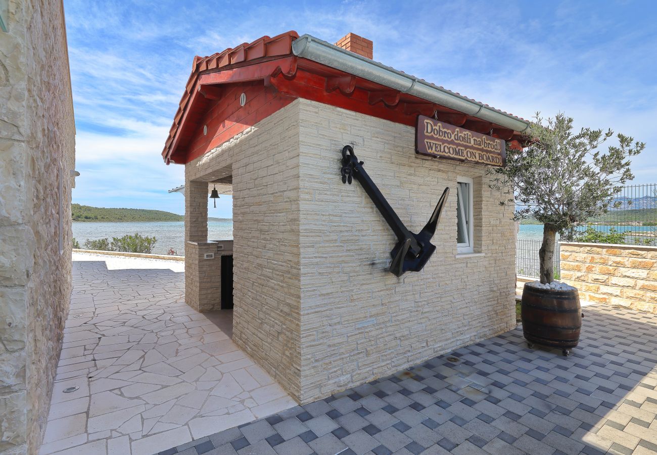 Villa in Ljubac - Villa mit Infinitypool direkt am Meer
