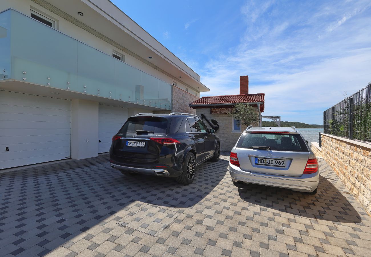 Villa in Ljubac - Villa mit Infinitypool direkt am Meer