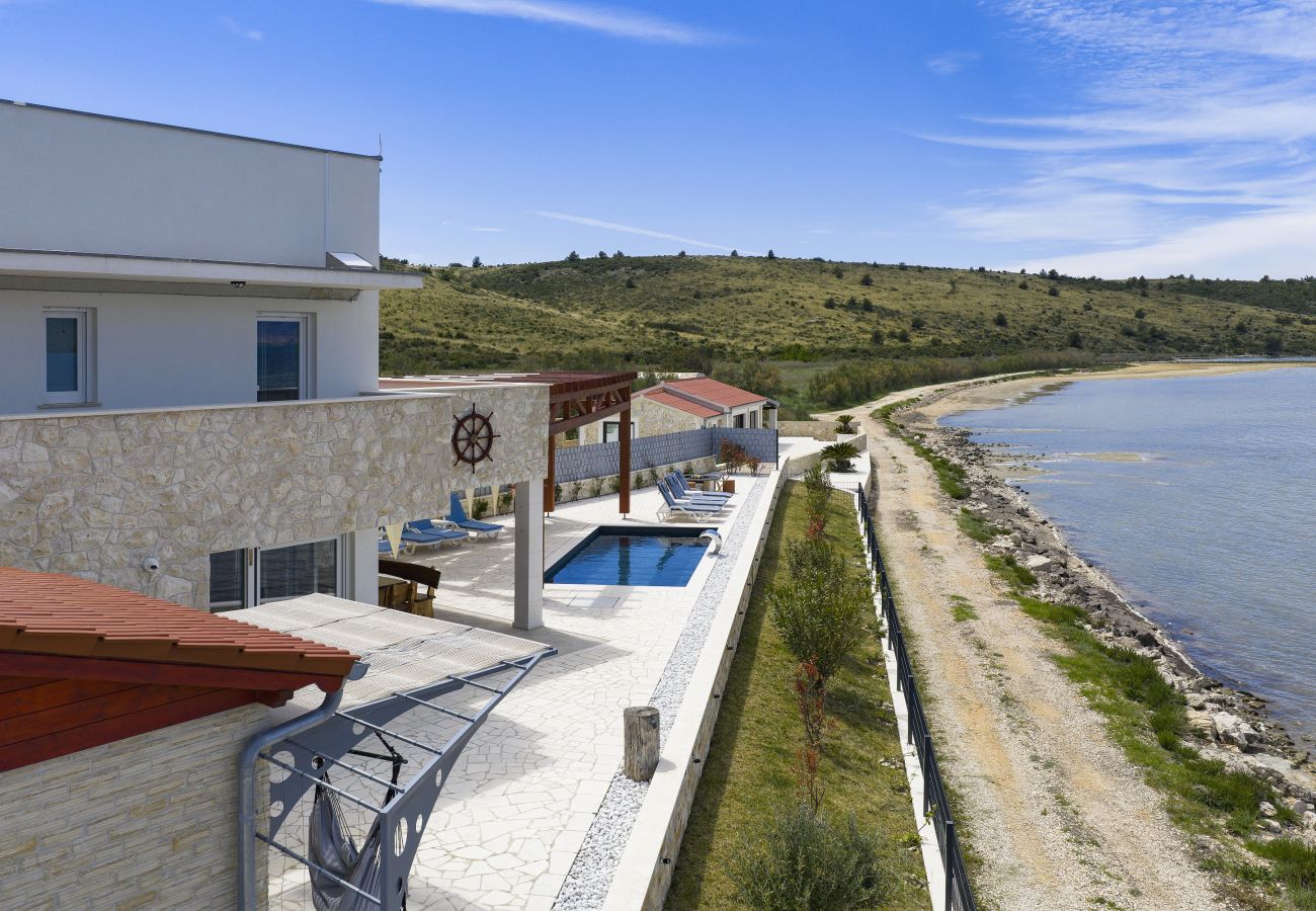 Villa in Ljubac - Villa mit Infinitypool direkt am Meer