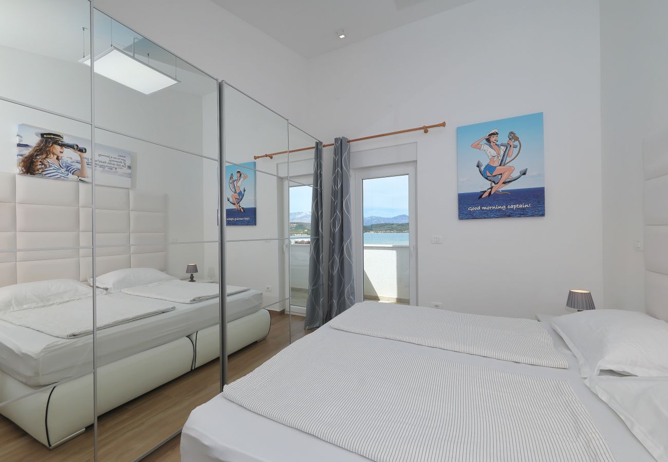 Villa in Ljubac - Villa mit Infinitypool direkt am Meer
