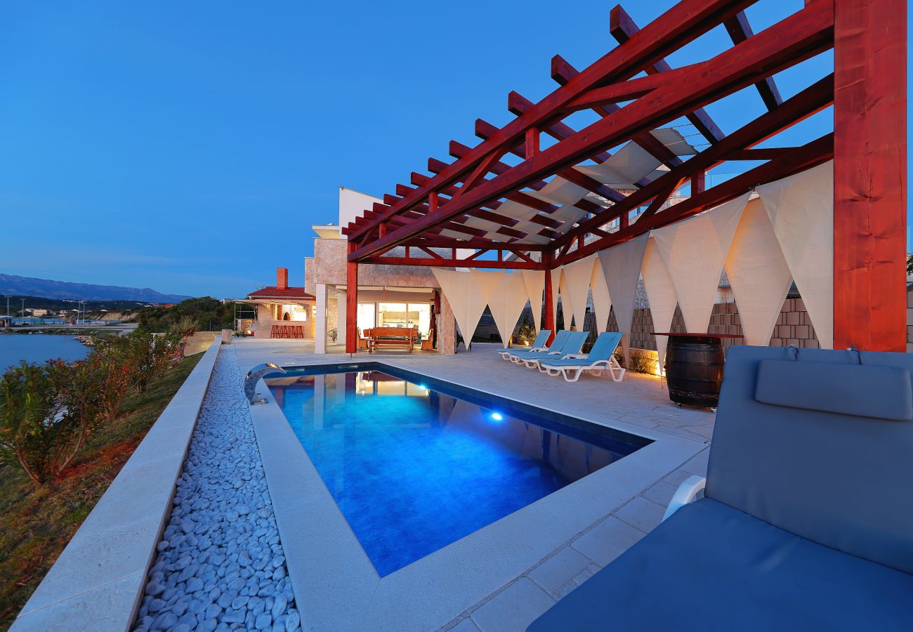 Villa in Ljubac - Villa mit Infinitypool direkt am Meer