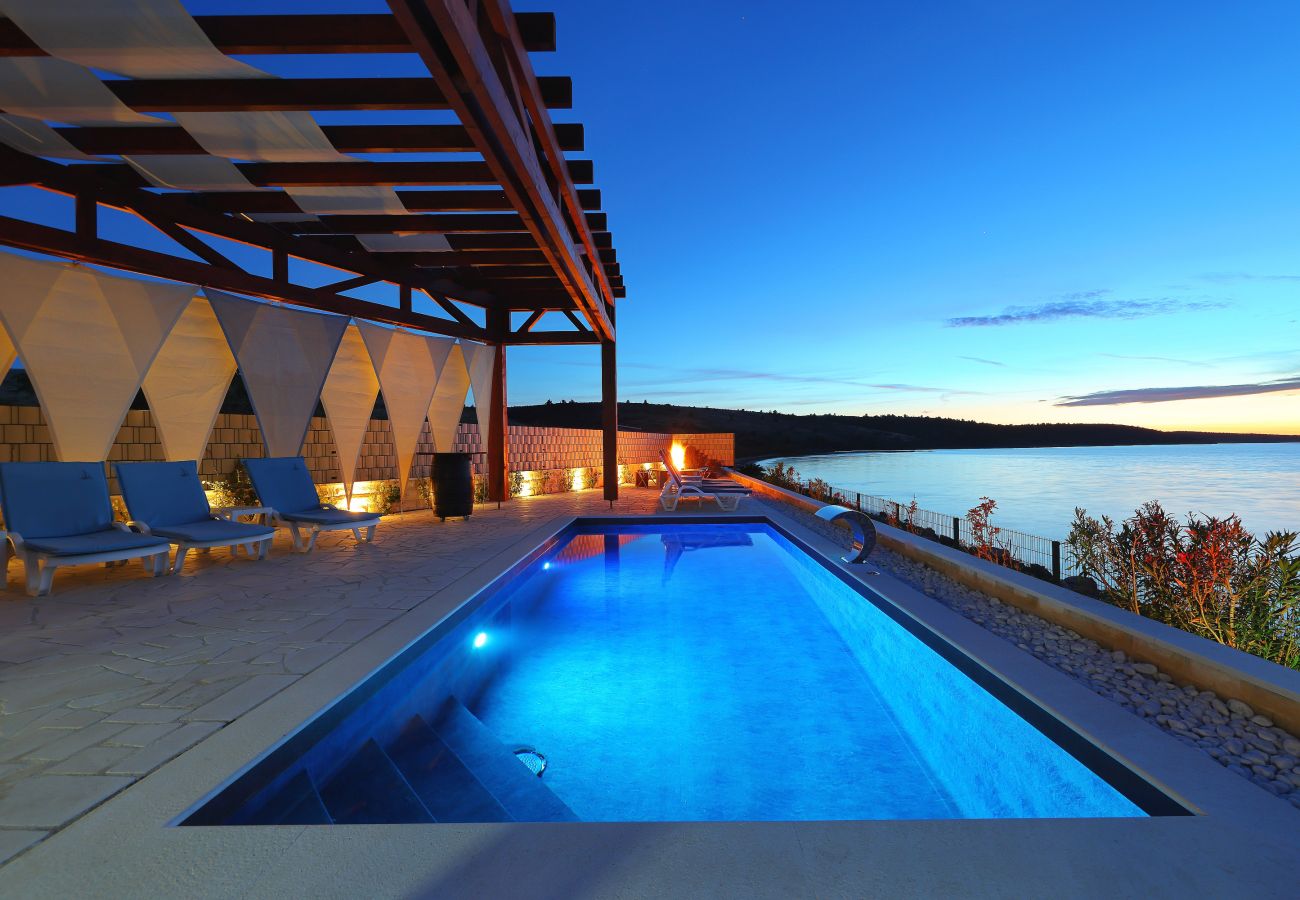 Villa in Ljubac - Villa mit Infinitypool direkt am Meer