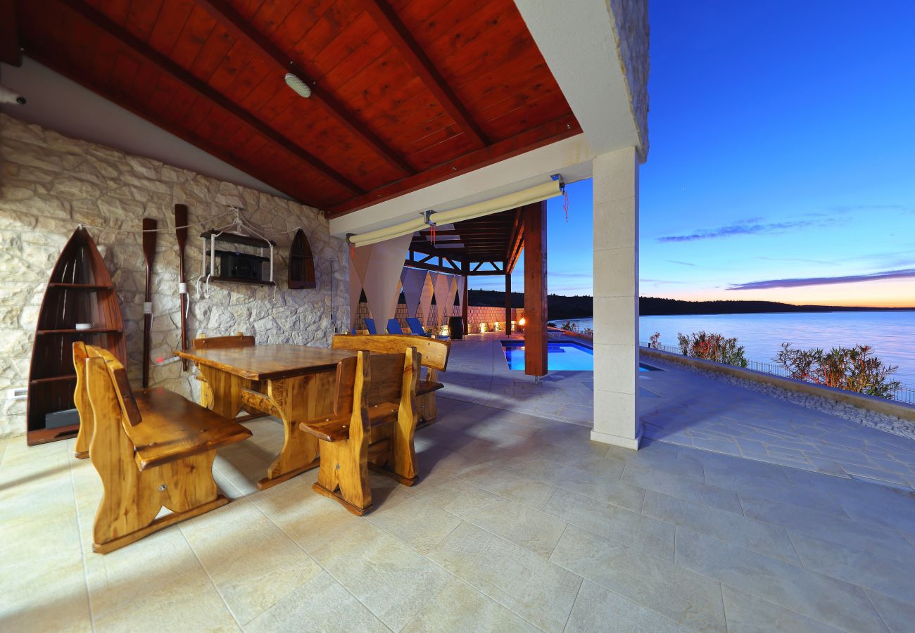Villa in Ljubac - Villa mit Infinitypool direkt am Meer