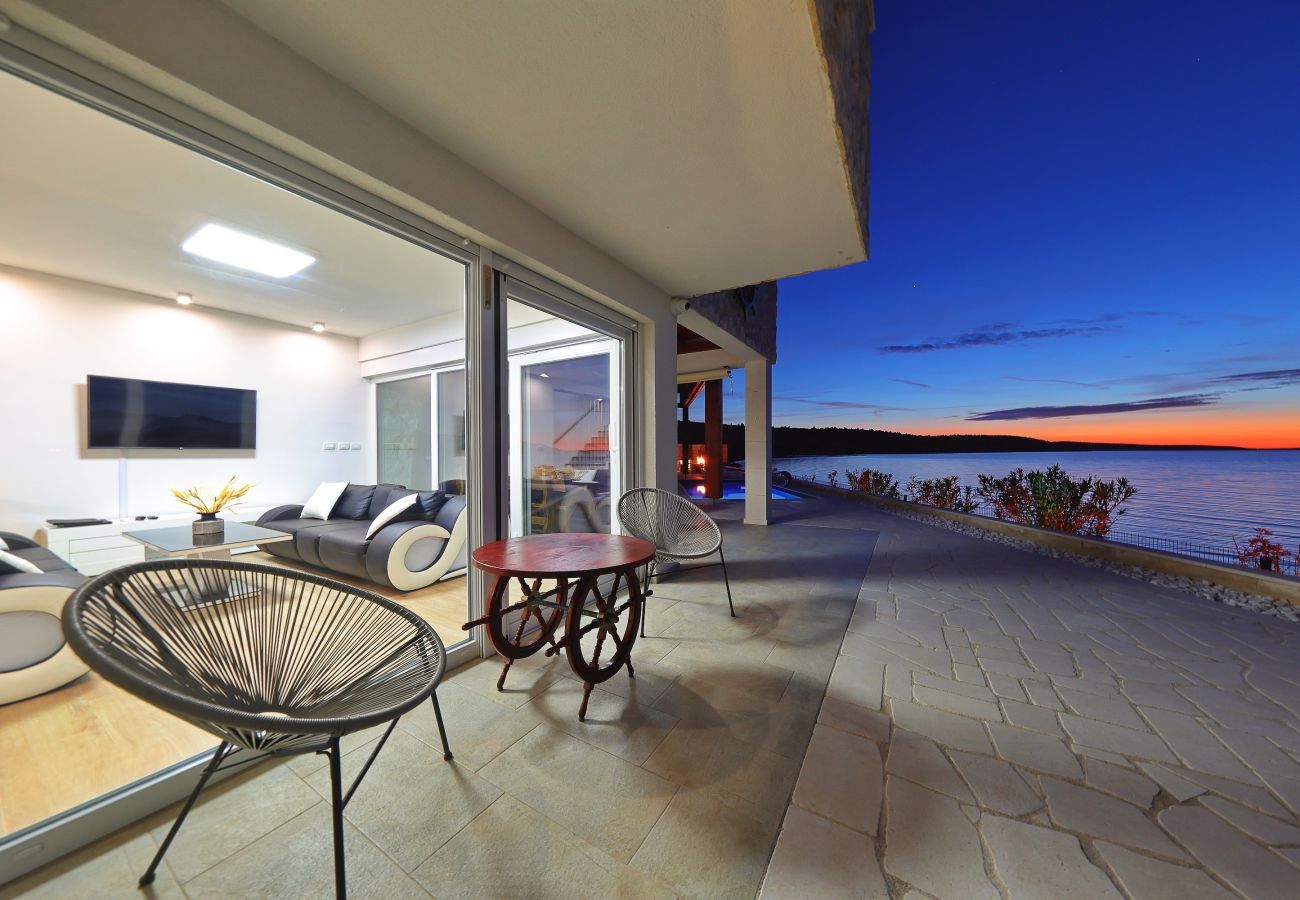 Villa in Ljubac - Villa mit Infinitypool direkt am Meer