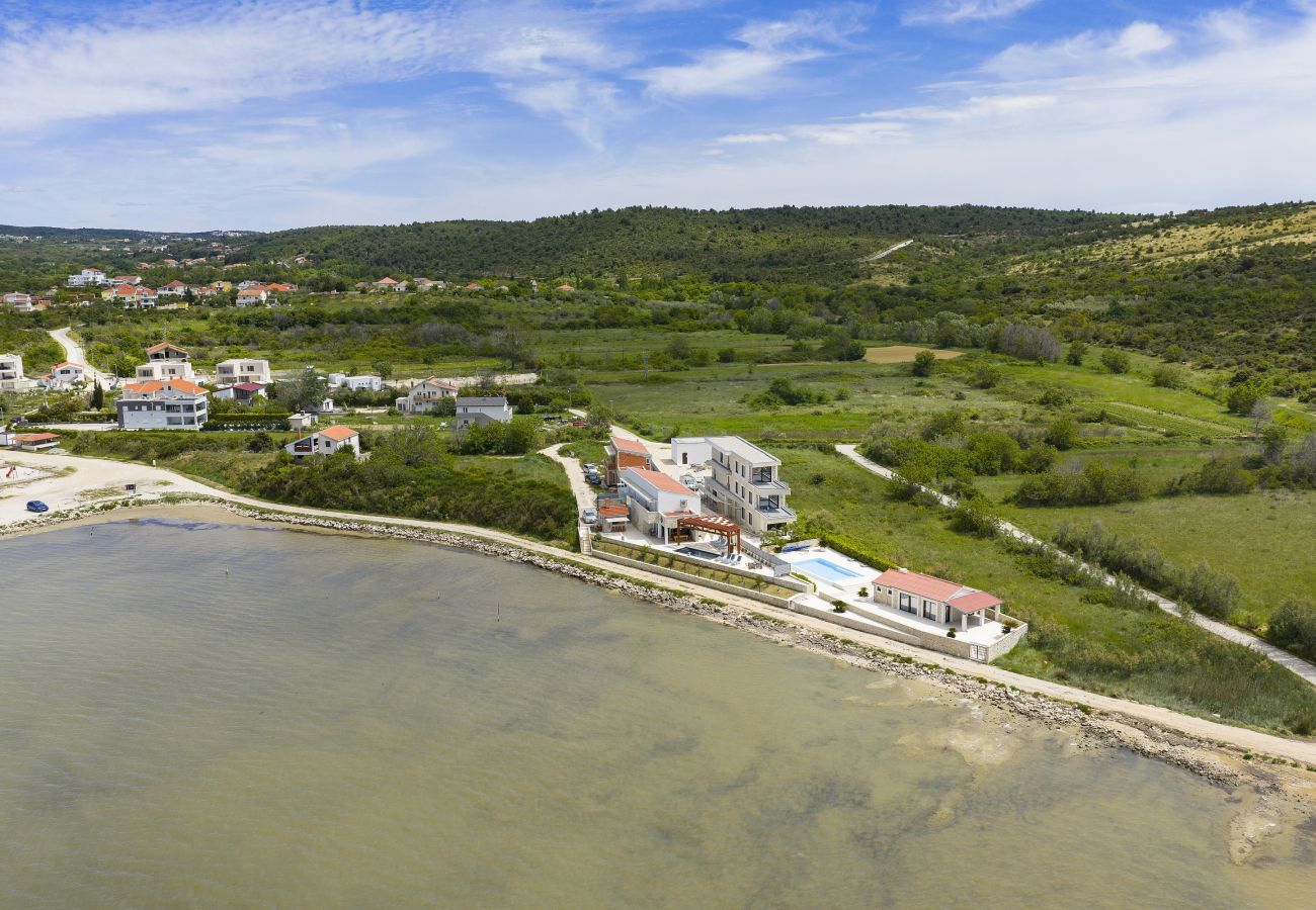 Villa in Ljubac - Villa mit Infinitypool direkt am Meer