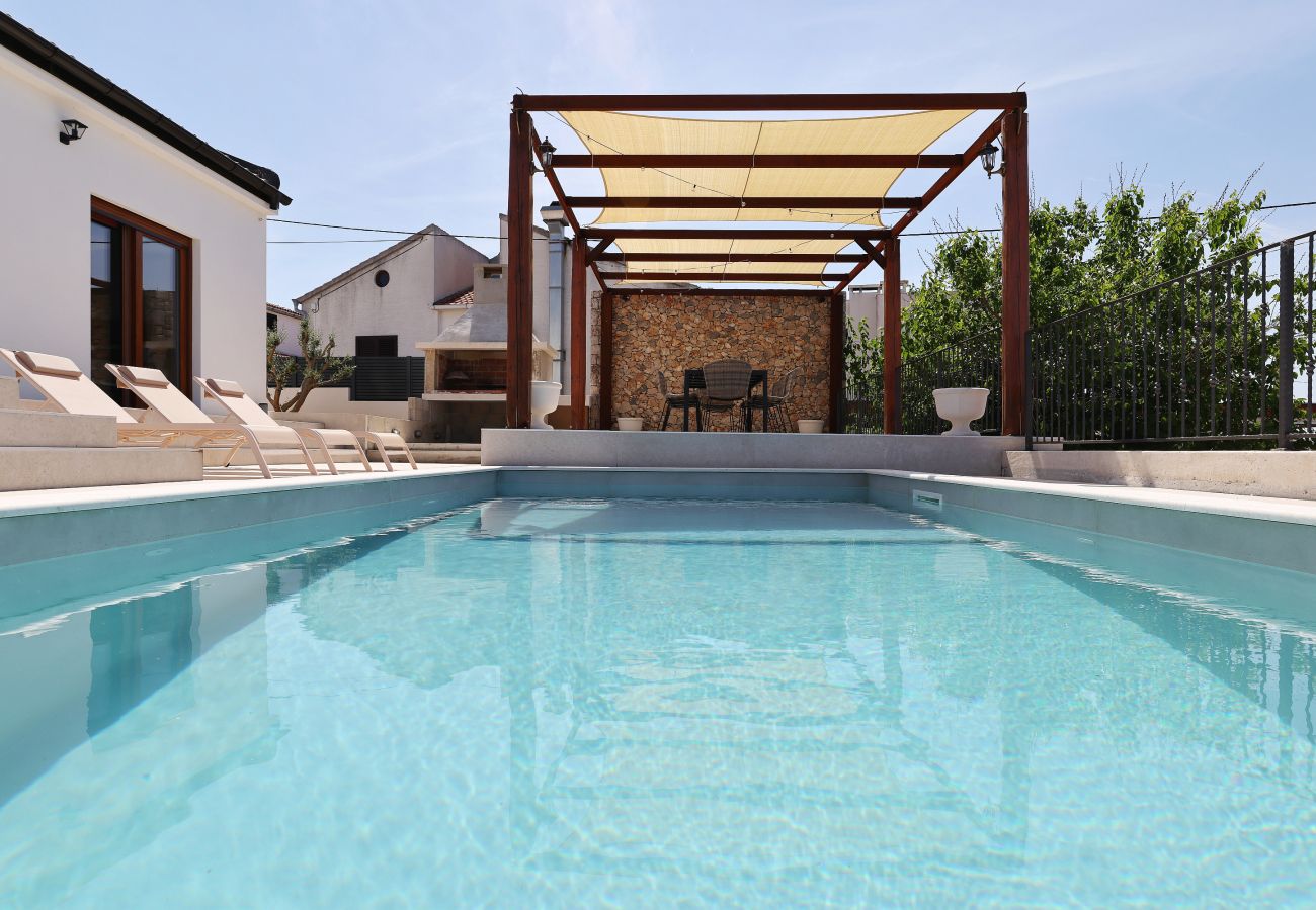 Privater Pool der Villa Diaria mit Pergola, Terrasse und modernem Außenbereich in Vrsi