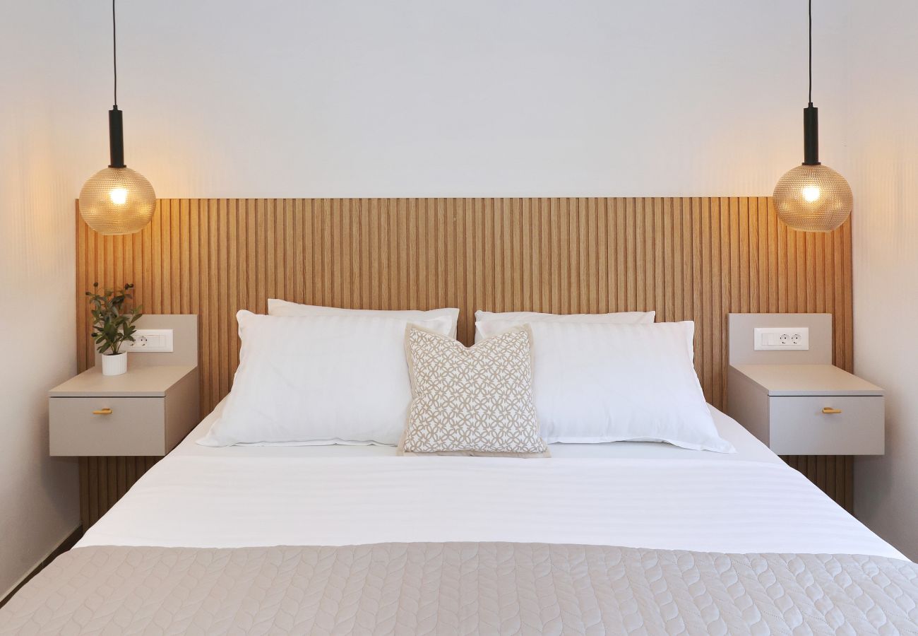 Schlafzimmer der Villa Diaria mit Kingsize-Bett, Nachttischen und Pendelleuchten in Vrsi