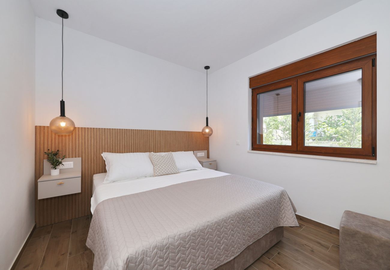 Helles Schlafzimmer der Villa Diaria mit Kingsize-Bett, Fenster und stilvoller Einrichtung in Vrsi