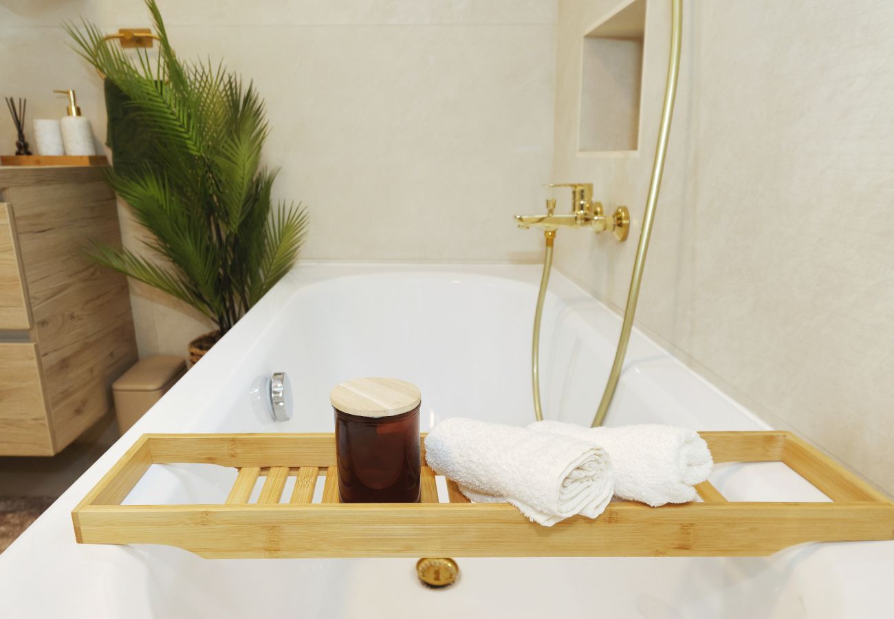 Badewanne im Badezimmer der Villa Diaria mit Handtüchern und Badaccessoires in Vrsi