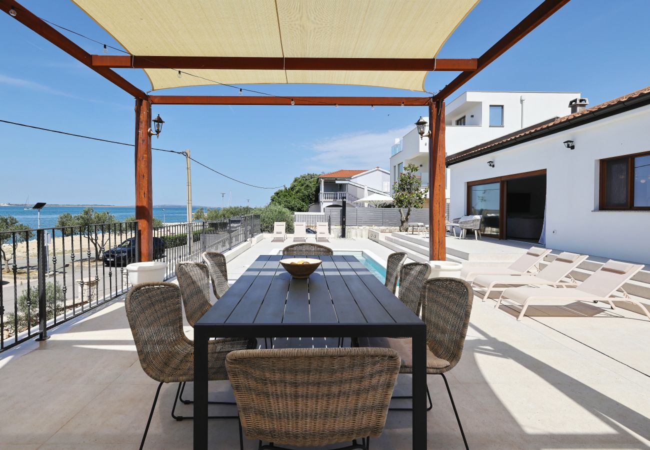 Überdachter Essplatz der Villa Diaria auf der Terrasse mit Pergola, Poolbereich und Meerblick in Vrsi