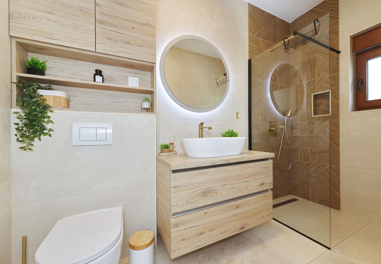 Modernes Badezimmer der Villa Diaria mit Waschtisch, WC und bodengleicher Dusche in Vrsi