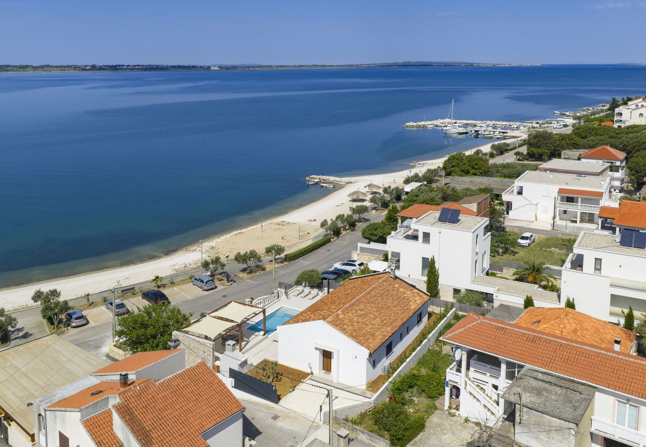 Drohnenansicht der Villa Diaria in Vrsi mit Strand, Meer und Lage in erster Reihe