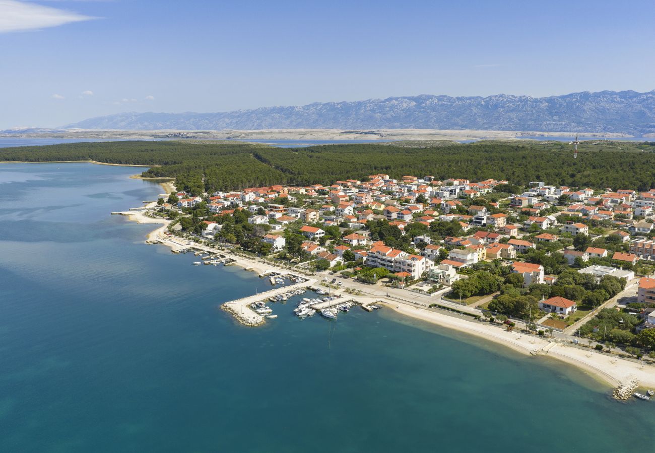 Drohnenansicht von Vrsi mit Küste, Meer, Ortslage und Velebit-Gebirge