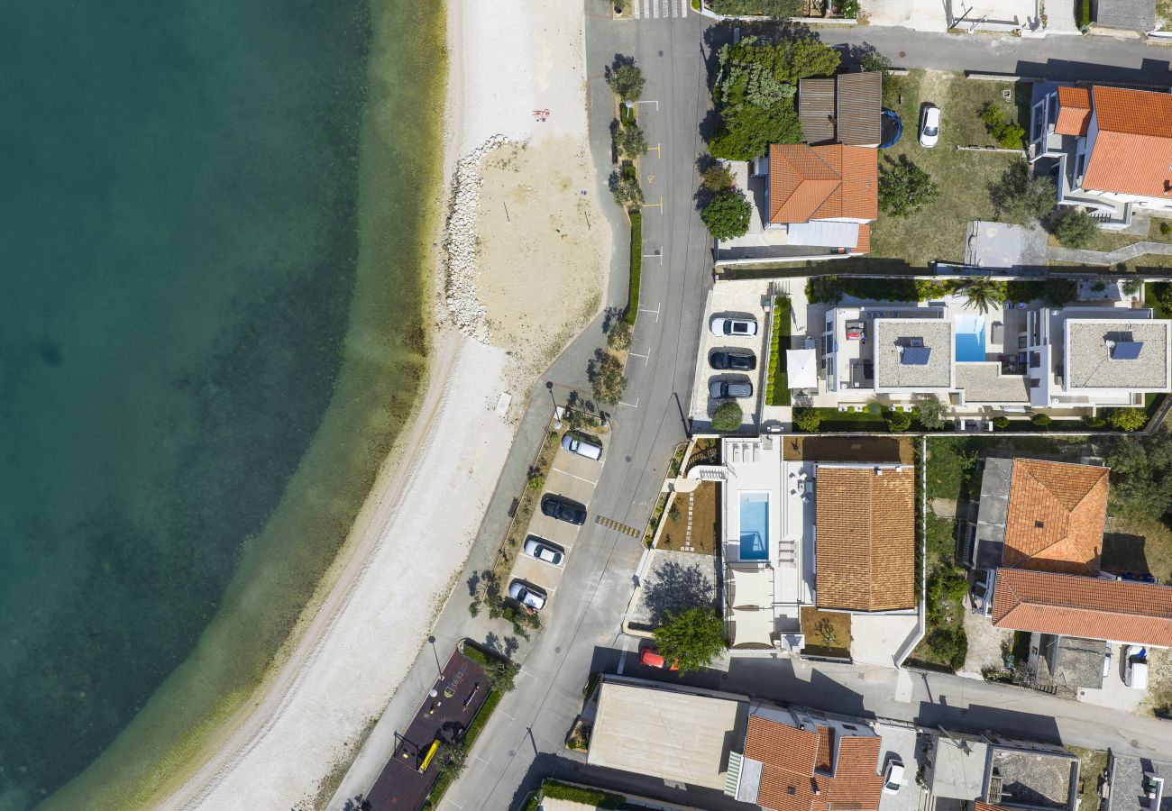 Drohnenansicht der Villa Diaria in Vrsi mit Strand, Meer und Lage wenige Meter vom Wasser entfernt