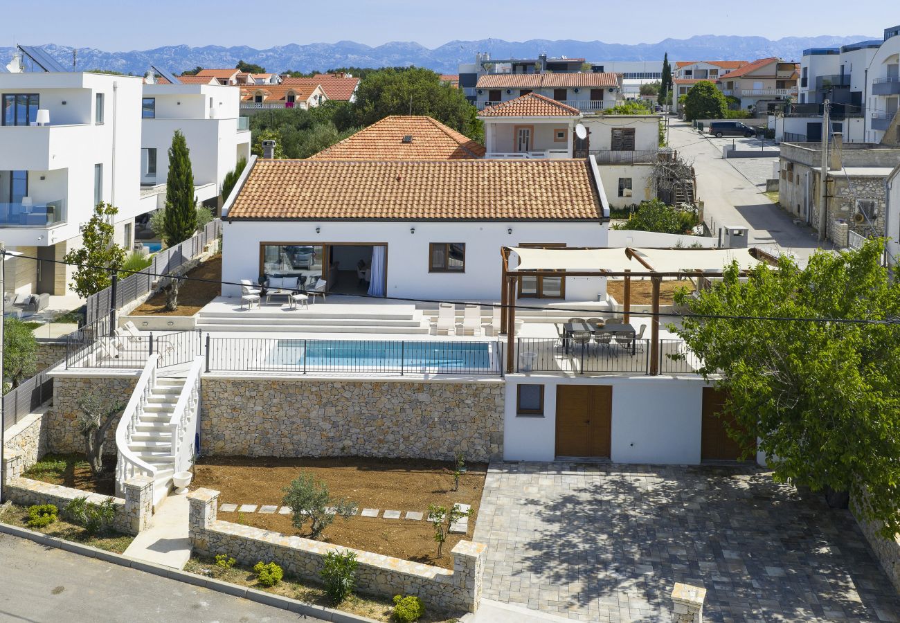 Außenansicht der Villa Diaria mit privatem Pool, Terrasse, Hof und Grundstück in Vrsi