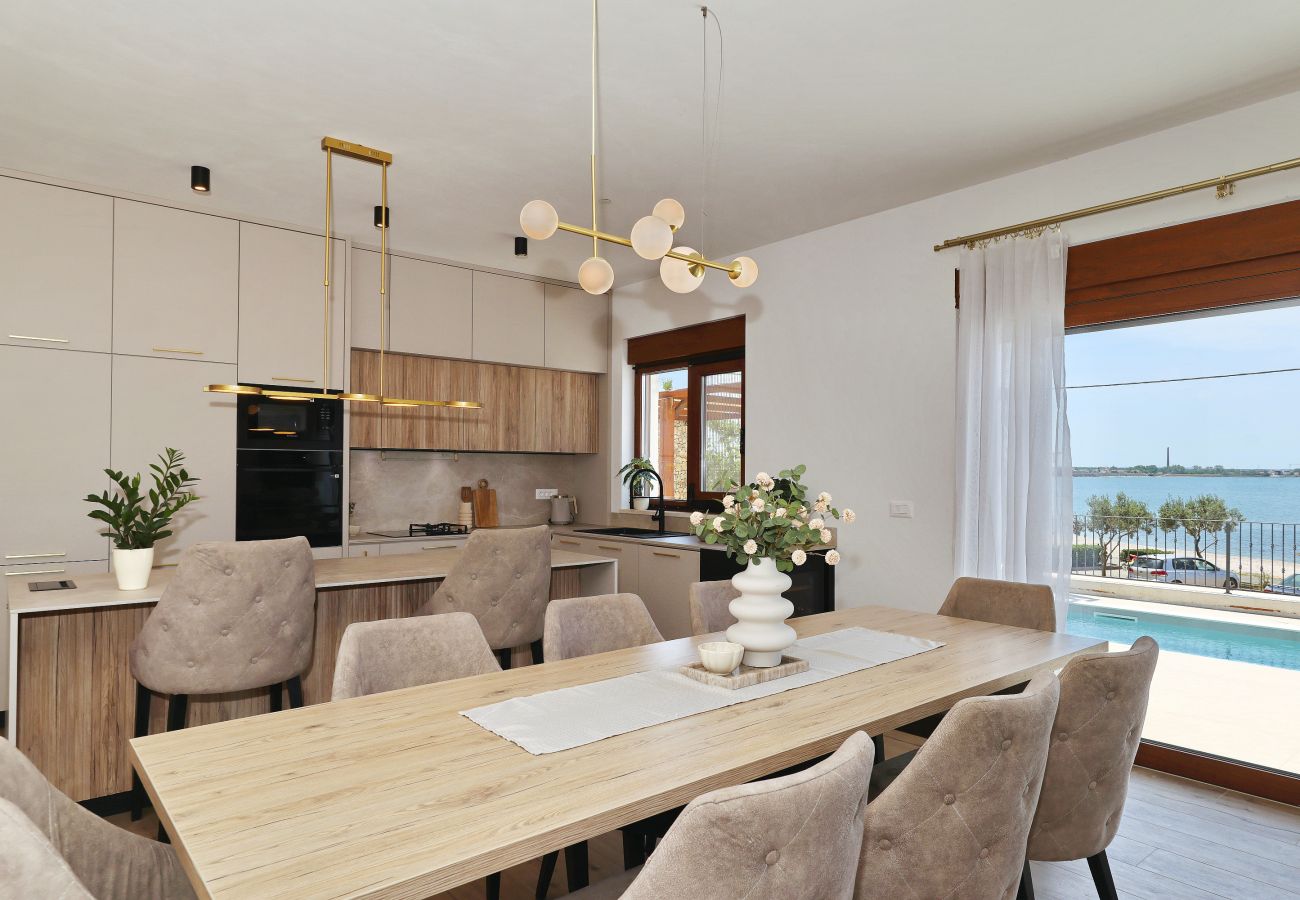Offene Küche der Villa Diaria mit Essbereich und Meerblick in Vrsi