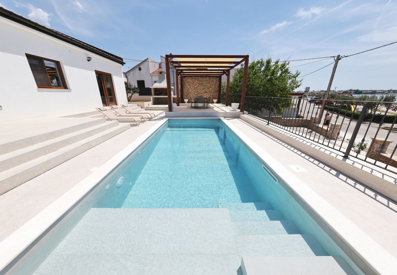 Privater Pool der Villa Diaria mit Terrasse, Pergola und moderner Hausansicht in Vrsi